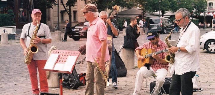La Rue Kétanou Brass dans une ambiance festive de rue