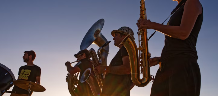 Festivaliers utilisant des moyens de transport doux et mobilité douce