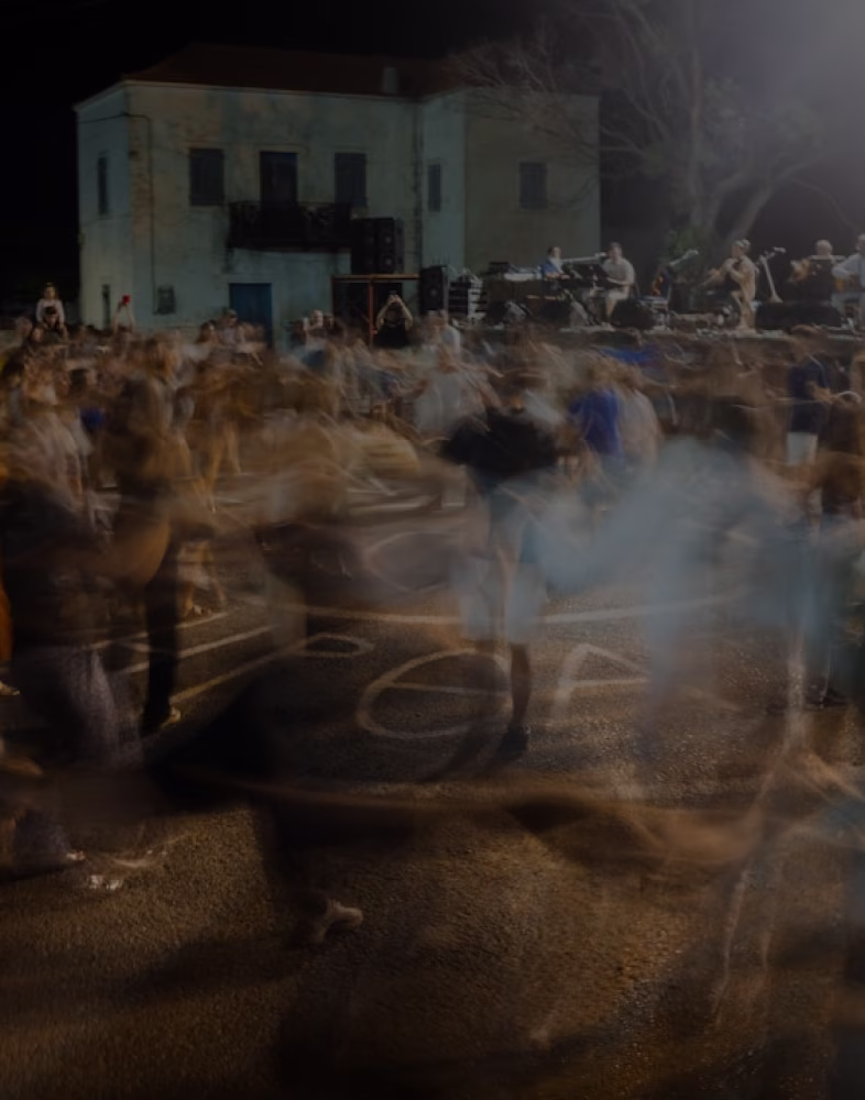 Voiture colorée décorée aux couleurs du festival avec guirlandes festives